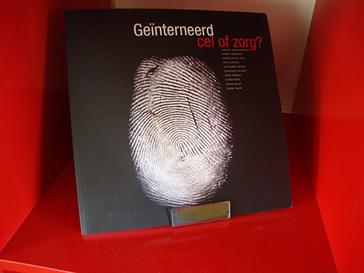 Geïnterneerd: cel of zorg?